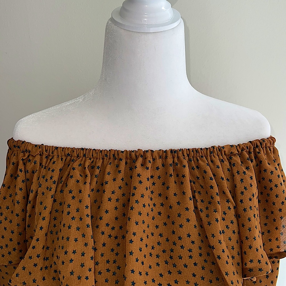 She + Sky Off-the-Shoulder Ruffle Crop - Picture 4 of 11